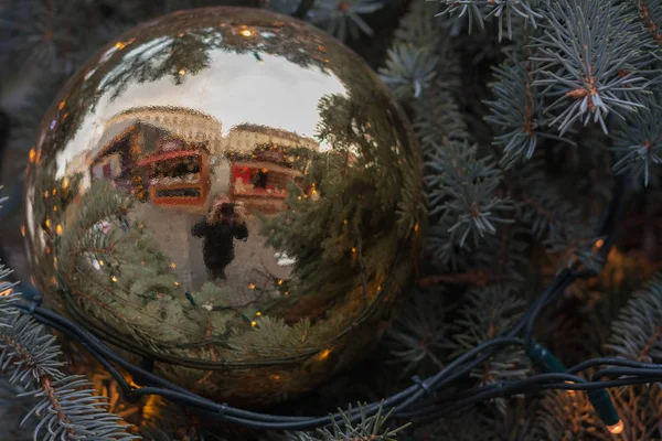 Riflessione dei mercatini di Natale sul Mercatino del Cavolo a Natale — Foto Stock