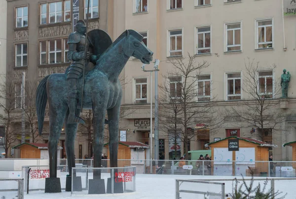 Estatua del caballero sentado a caballo en pista de hielo artificial — Foto de Stock