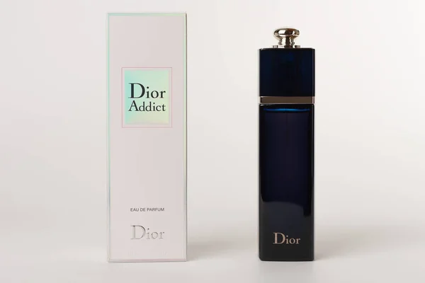 Scatola e flacone della fragranza per donne Dior Addict — Foto Stock