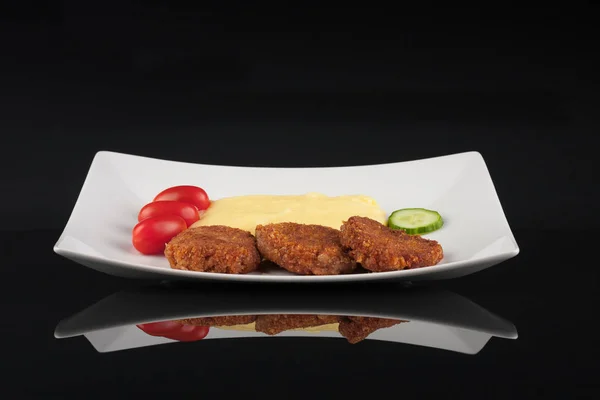 Hamburguesa con puré de papas sobre cartón acrílico negro . —  Fotos de Stock