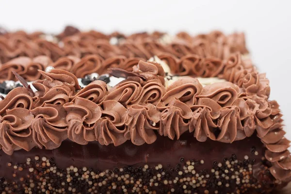 Close-up de bolo de esponja de aniversário com creme de chocolate — Fotografia de Stock