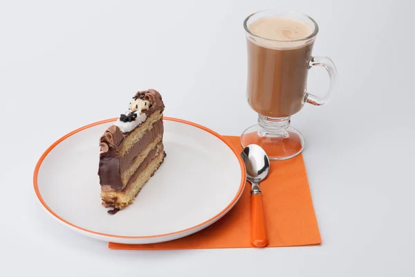 Kawałek ciasto biszkoptowe z kremem czekoladowym — Zdjęcie stockowe