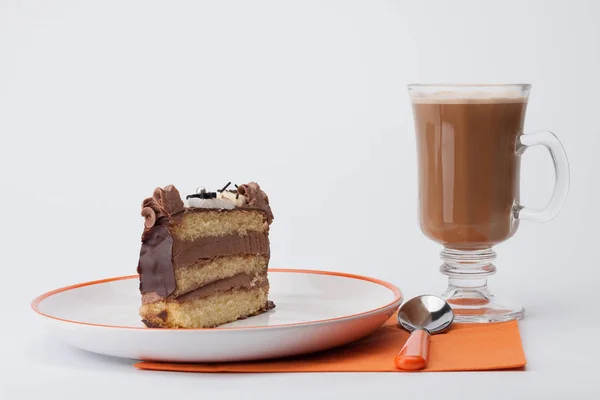 Kawałek ciasto biszkoptowe z kremem czekoladowym — Zdjęcie stockowe