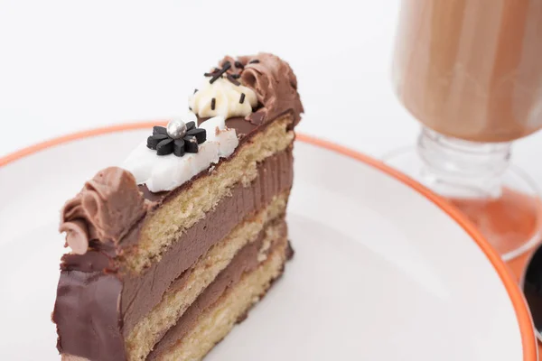 Pièce de gâteau éponge à la crème au chocolat — Photo