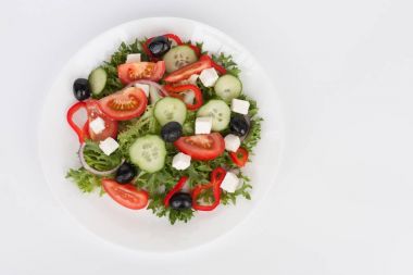 Geleneksel Yunan sallad whit üzerinde beyaz plaka üzerinde siyah zeytin ile