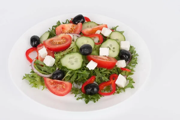 Salada grega tradicional com azeitona preta na placa branca no whit — Fotografia de Stock
