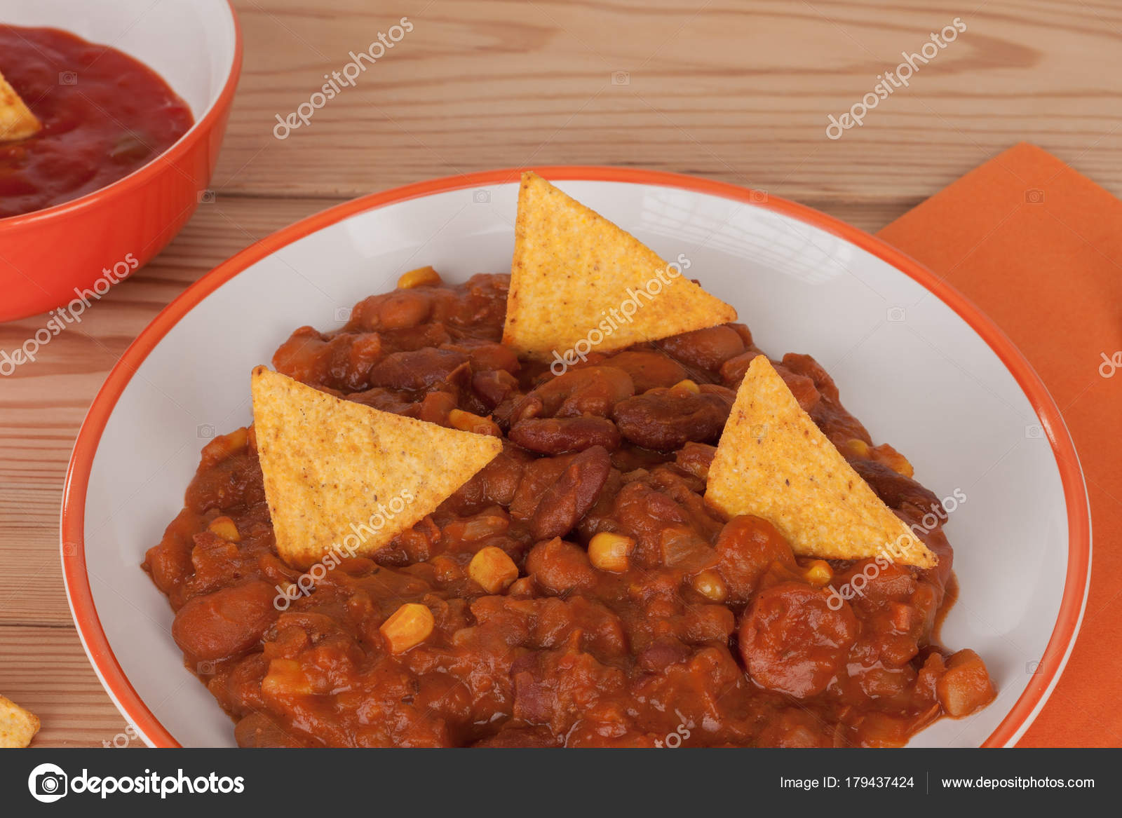 Tortilla Cipsler ve Patlıcanlı Dip Sos Tortilla Cipsler ve Patlıcanlı Dip Sos