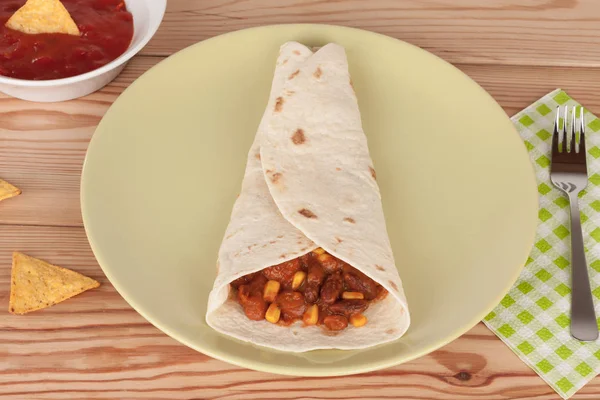Chili Con Carne on tortilla wrap with salsa sauce and tortilla c — Stock Photo, Image