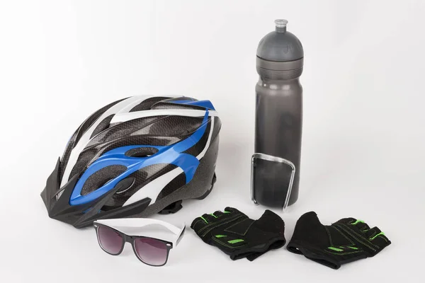 Accessori bici, casco bici, guanti bici, occhiali e acqua — Foto Stock