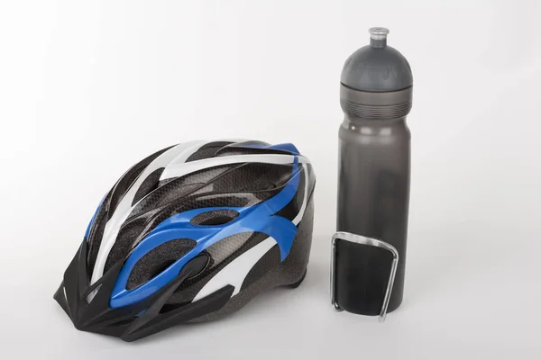 Casco bici, borraccia, foto in studio, isolato su bianco — Foto Stock