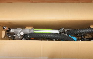 Kağıt kutusu, fotoğraf unboxing Bisiklet Bisiklet. Eyer, ön tekerlek