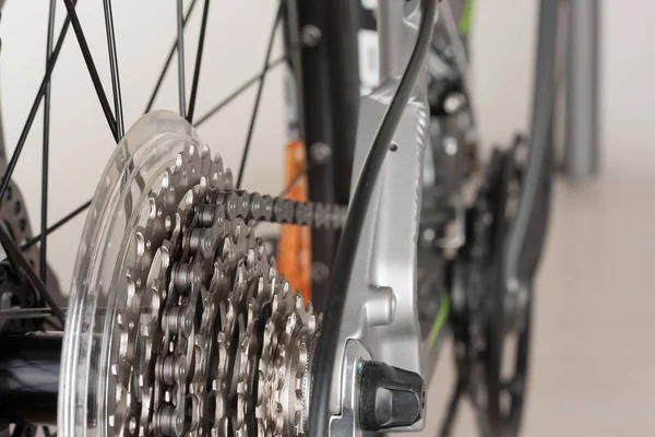 Zamknąć 9-biegowa Kaseta rower Montain na tylne koło roweru; St — Zdjęcie stockowe