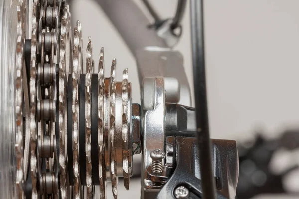 Casete de cerca de 9 velocidades en la rueda trasera de la bicicleta, foto del estudio —  Fotos de Stock