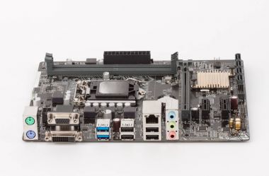 Yeni, modern bilgisayar anakart üzerinde beyaz bac izole, bağlantı noktaları