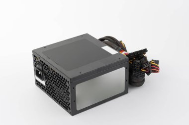 bilgisayar güç kaynağı ünitesi beyaz zemin üzerine 