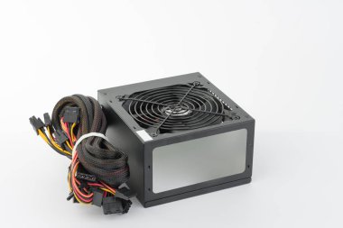 bilgisayar güç kaynağı ünitesi beyaz zemin üzerine 