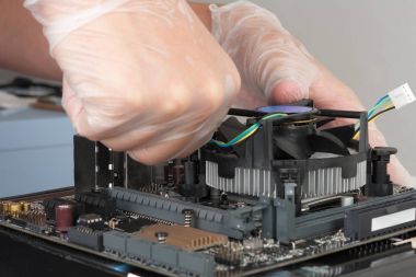 Adam el yeni, modern Cpu soğutucu fan yükleme yakın çekim  