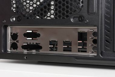 Boş midi tower bilgisayar kasasının yan üzerinde beyaz masa örtüsü.