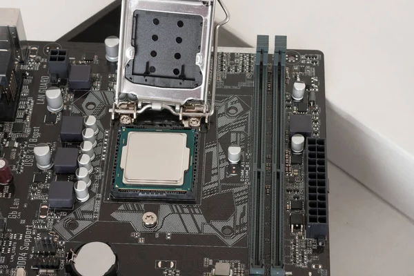 Primer plano del procesador de CPU instalado en la placa base moderna, nueva — Foto de Stock