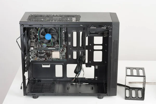 Costruzione di PC, scheda madre ATX inserita al computer nero midi — Foto Stock