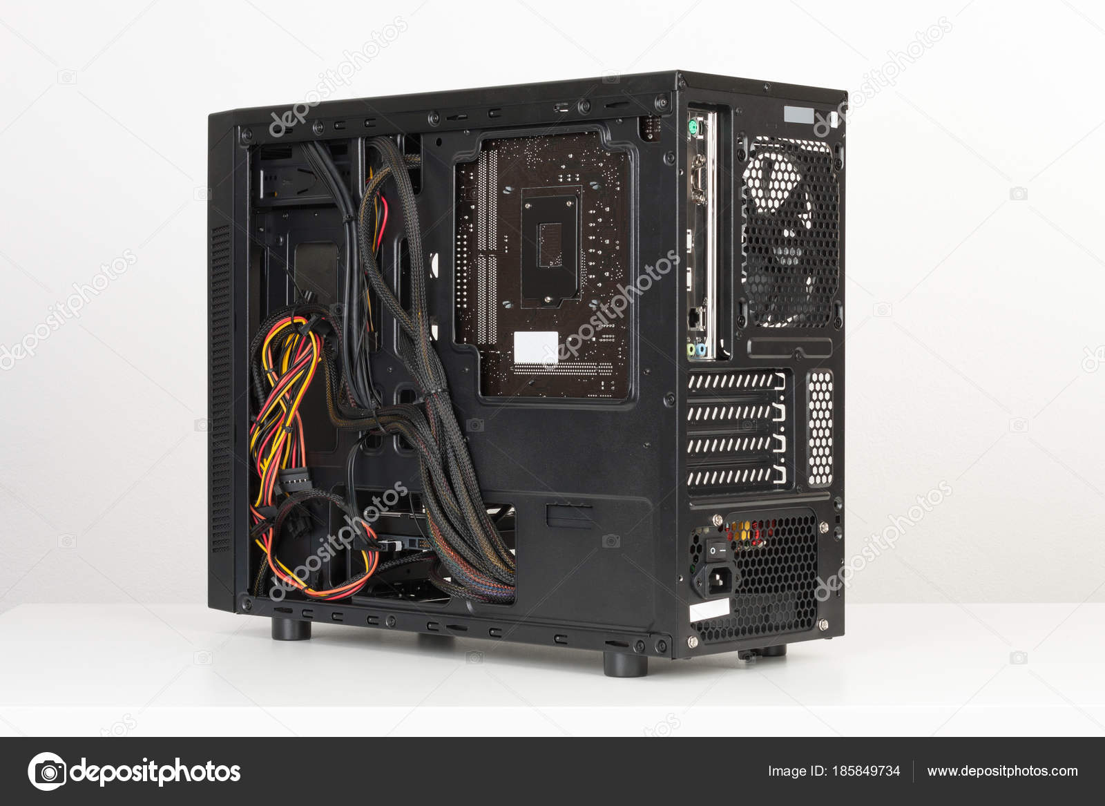 Pc의 빌딩, 사이드 패널 없이 다시 보기 — 스톡 사진 © SlezakPatrik #185849734