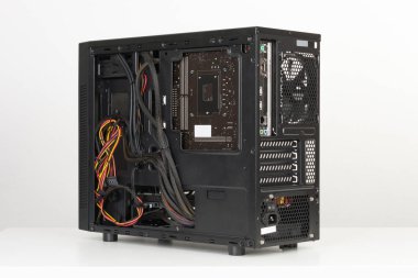 Pc bina, yan panel olmadan arkadan görünüm