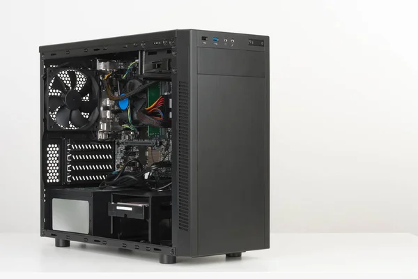 PC-Bau, ATX-Motherboard in schwarzen Computer midi eingesetzt — Stockfoto