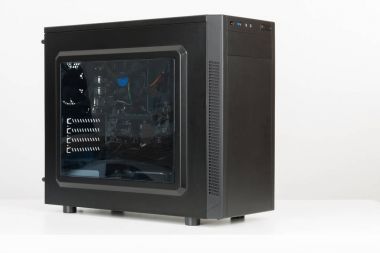 Midi tower bilgisayar kasası ile şeffaf yan panel üzerinde beyaz ba
