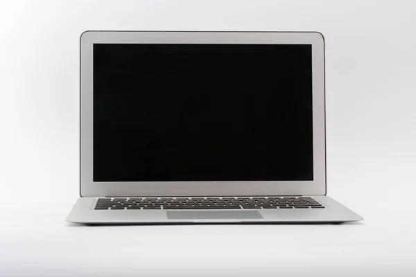 Abra o novo laptop moderno no fundo branco — Fotografia de Stock