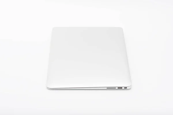 Закритий сучасний, новий ноутбук на білому тлі, вид зверху — стокове фото
