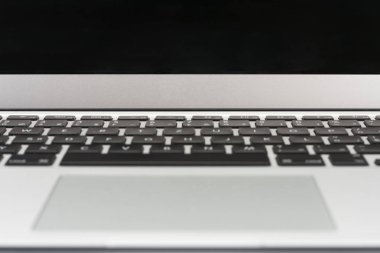 Açık modern yeni laptop, görünümü kadar yakın.