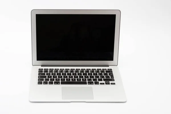 Offene moderne neue Laptop auf weißem Hintergrund — Stockfoto