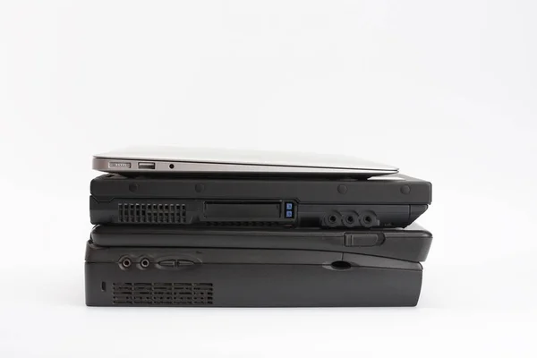 Comparação de laptops, novos laptops modernos e antigos, presentes e pa — Fotografia de Stock