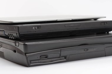 Dizüstü bilgisayarlar, yeni modern ve eski dizüstü bilgisayarlar, bugünü ve pa karşılaştırma