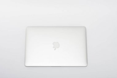 Beyaz arka plan üzerinde modern yeni laptop kapalı