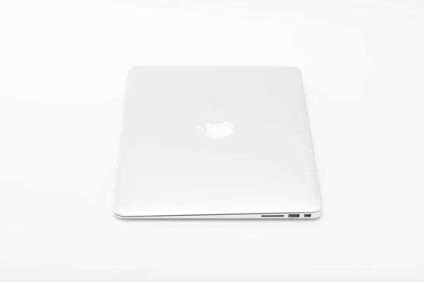 Κλειστή σύγχρονη, νέα laptop σε άσπρο φόντο, κορυφαία πλαϊνή όψη — Φωτογραφία Αρχείου