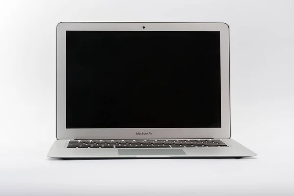 Nouvel ordinateur portable moderne sur fond blanc — Photo