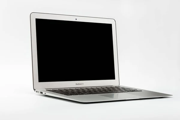 Сучасний новий ноутбук на білому тлі — стокове фото