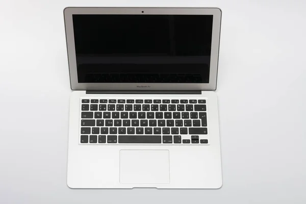 Offene moderne neue Laptop auf weißem Hintergrund — Stockfoto