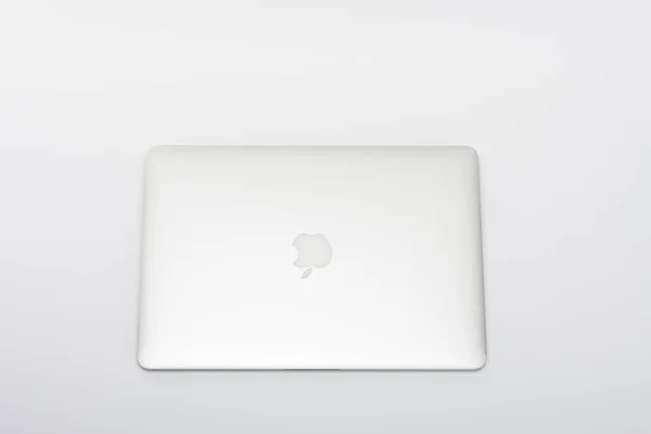 Fechado moderno novo laptop no fundo branco — Fotografia de Stock