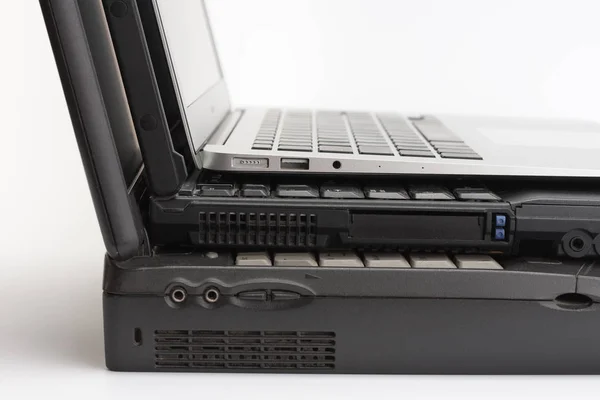 Vergelijken van laptops, nieuwe moderne en twee oude laptops. — Stockfoto