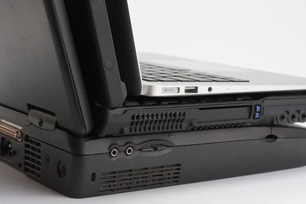 Porównując laptopy, nowe nowoczesne i dwóch starych laptopów. — Zdjęcie stockowe