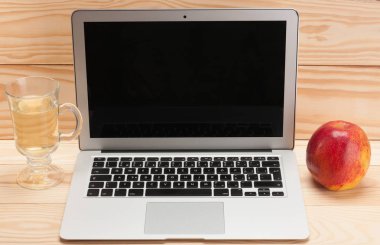 Ahşap arka plan üzerinde apple ile açık dizüstü