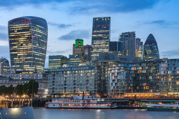 Thames dolgu ve sonra Londra şehir içinde Londra gökdelenler — Stok fotoğraf