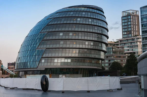 Офисное здание на южном берегу Темзы в Лондоне — стоковое фото