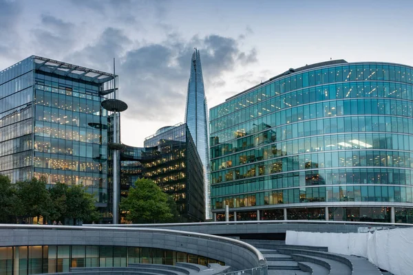 Офисные здания на южном берегу Темзы в Лондоне — стоковое фото