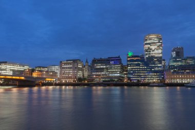 Thames dolgu, London Bridge ve şehir içinde Londra gökdelenler 
