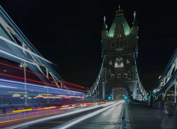 Licht paden op Tower bridge bij nacht, Londen, Engeland — Stockfoto