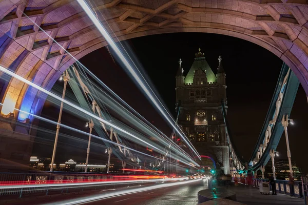 Tower Köprüsü'nde gece, Londra, İngiltere'de hafif yollar — Stok fotoğraf