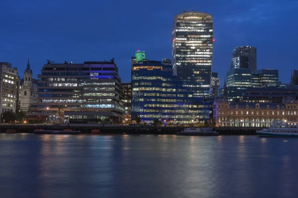 Argine del Tamigi e grattacieli di Londra nella città di Londra in th — Foto Stock